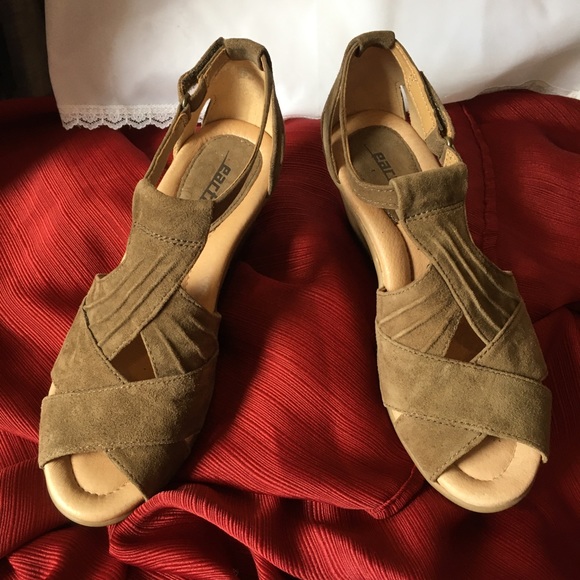 earth curvet wedge sandal